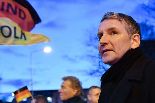 Björn Höcke, Fraktionschef der AfD im Thüringer Landtag, protestiert mit Mitgliedern und Anhängern der AfD am Thüringer Landtag.