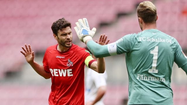 Kölns Jonas Hector (l) diskutiert während der Partie mit Schalkes Torwart Ralf Fährmann.