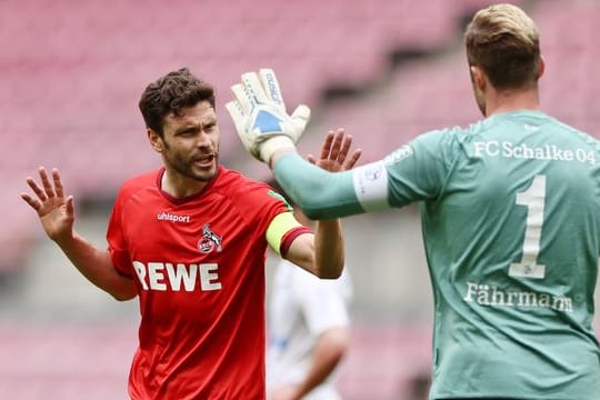 Kölns Jonas Hector (l) diskutiert während der Partie mit Schalkes Torwart Ralf Fährmann.