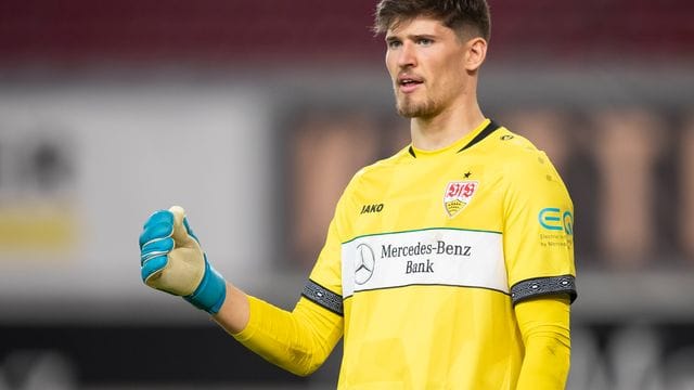 Stuttgarts Torwart Gregor Kobel dirigiert seine Verteidiger während eines Spiels. Stuttgarts Torwart Gregor Kobel dirigiert seine Verteidiger während eines Spiels.