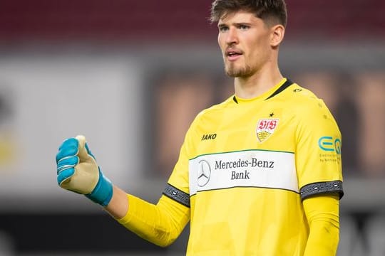 Stuttgarts Torwart Gregor Kobel dirigiert seine Verteidiger während eines Spiels.