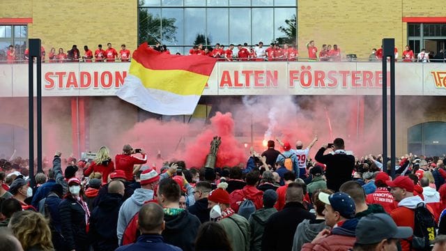 Fans von Union feiern vor dem Balkon, auf dem die Mannschaft steht, die starke Saison ihrer Mannschaft. Fans von Union feiern vor dem Balkon, auf dem die Mannschaft steht, die starke Saison ihrer Mannschaft.