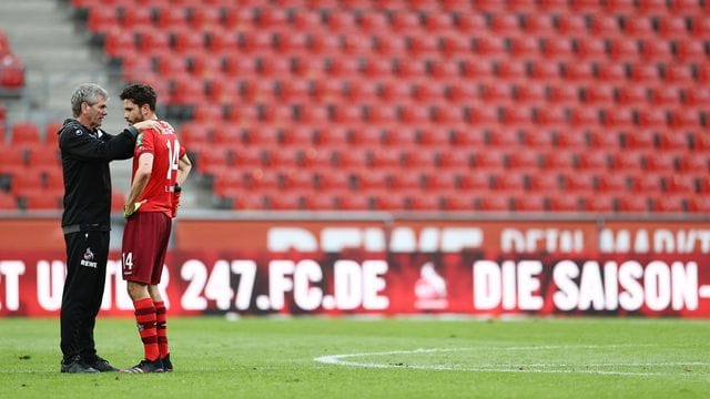 Kölns Trainer Friedhelm Funkel (l) und Kapitän Jonas Hector reden nach dem Spiel miteinander.