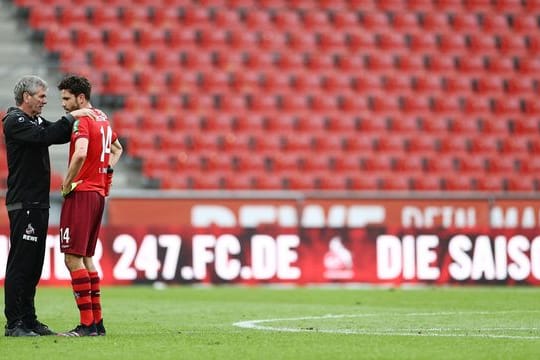 Kölns Trainer Friedhelm Funkel (l) und Kapitän Jonas Hector reden nach dem Spiel miteinander.