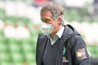 Werders Geschäftsführer Frank Baumann geht nach dem Abstieg über den Platz.