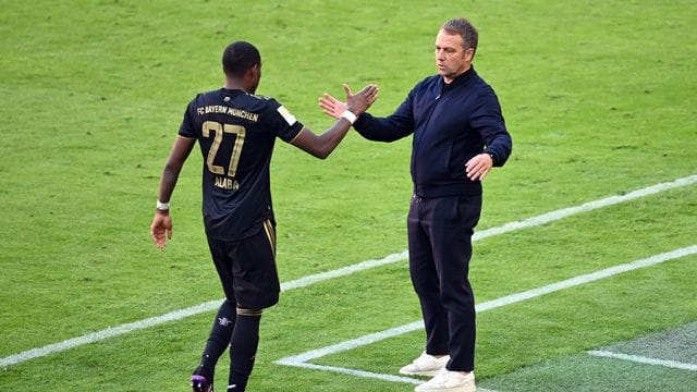 Bayern-Trainer Hansi Flick (r) bedankt sich bei David Alaba nach dessen Auswechslung. Bayern-Trainer Hansi Flick (r) bedankt sich bei David Alaba nach dessen Auswechslung.