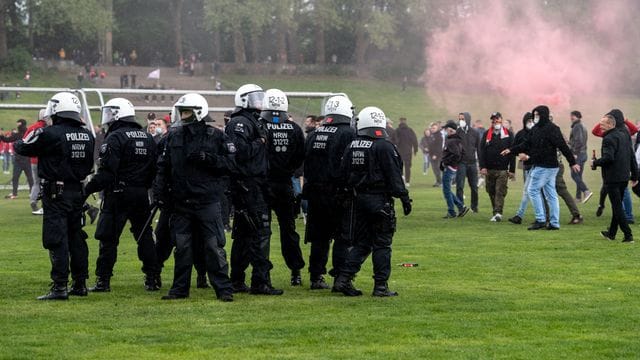 Polizisten und Anhänger des 1.