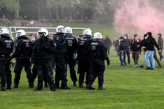 Polizisten und Anhänger des 1.