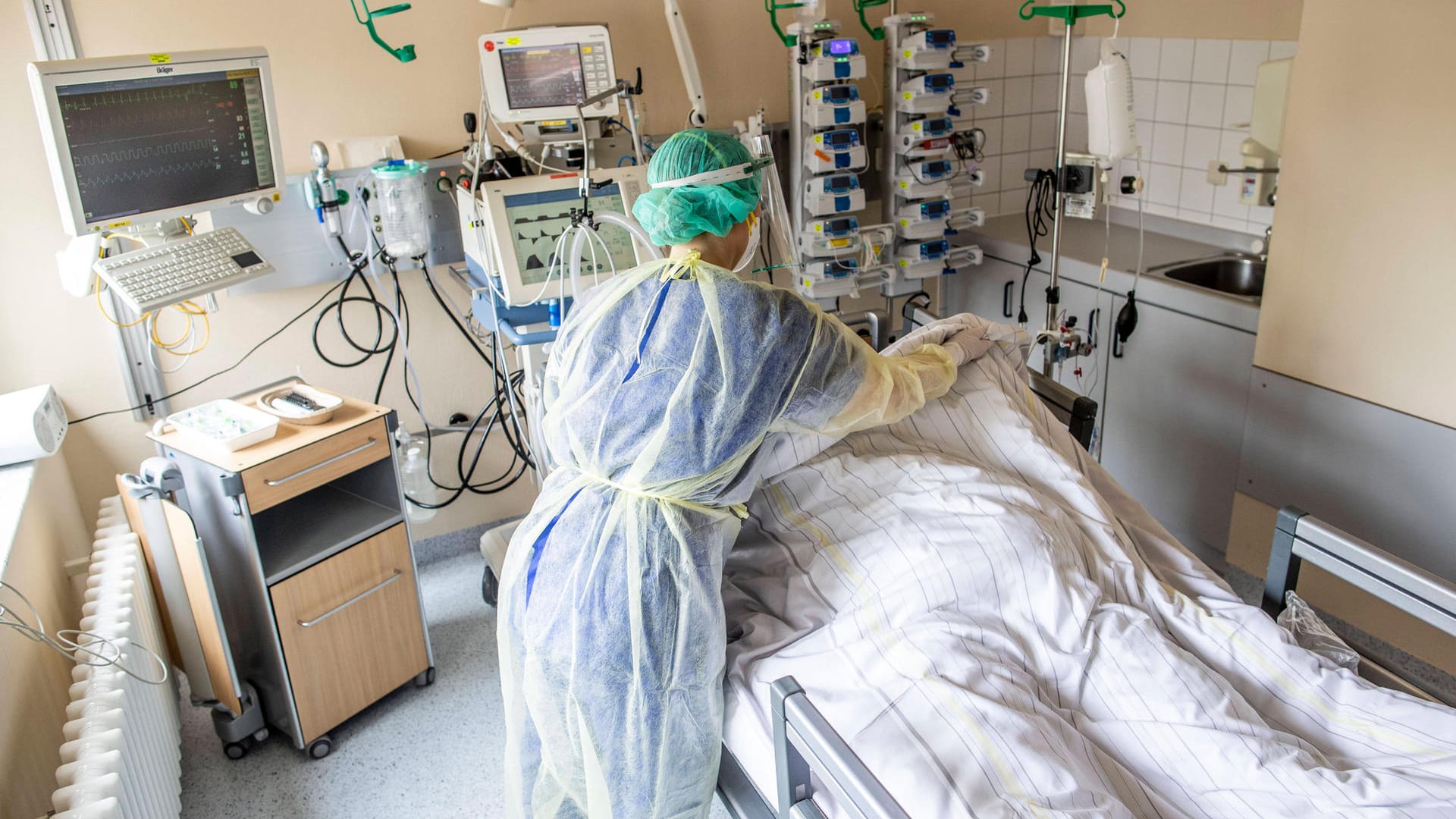 Eine Pflegekraft betreut eine Corona-Patientin in Duisburg. Noch immer sind die Infektionszahlen im vierstelligen Bereich. Eine Pflegekraft betreut eine Corona-Patientin in Duisburg. Noch immer sind die Infektionszahlen im vierstelligen Bereich.
