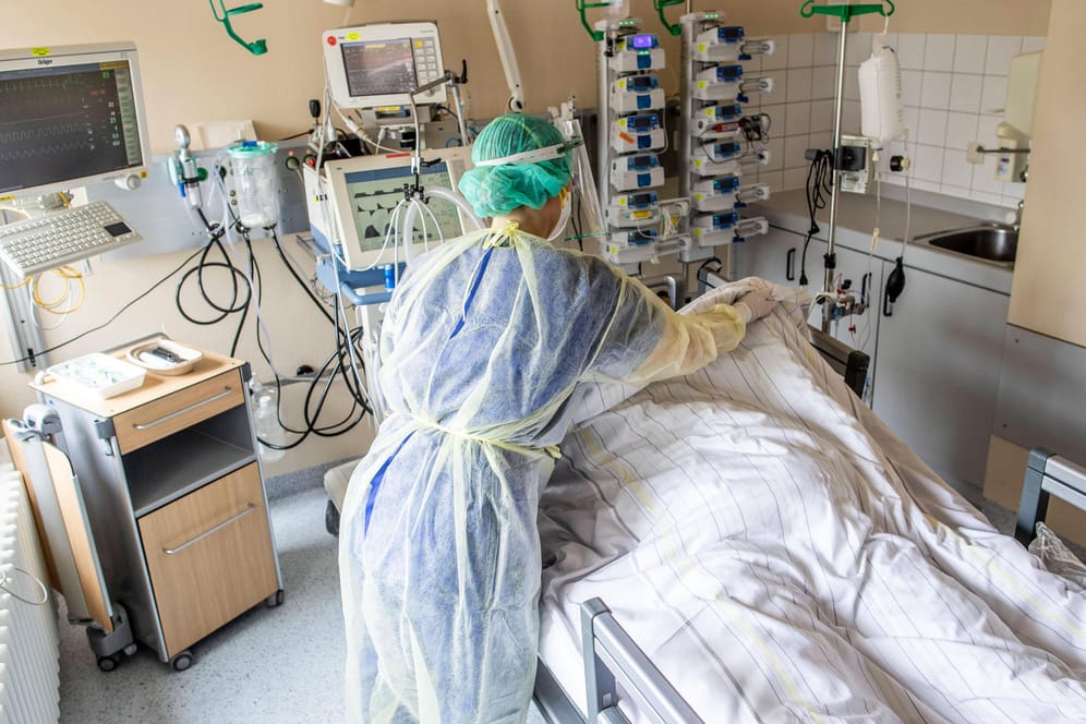 Eine Pflegekraft betreut eine Corona-Patientin in Duisburg. Noch immer sind die Infektionszahlen im vierstelligen Bereich.