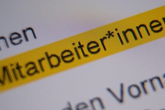 Die Anrede "Mitarbeiter*innen" in einem Dokument.