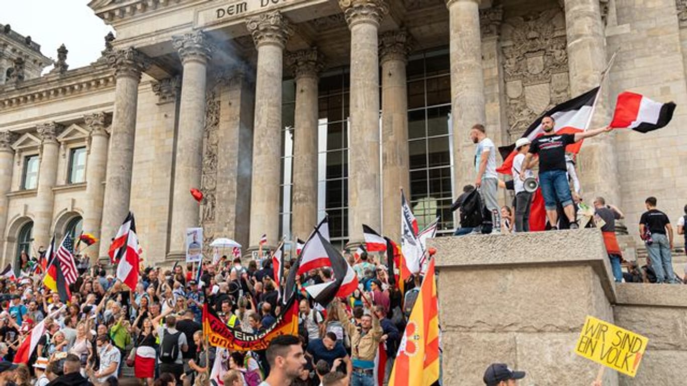 August 2020: Teilnehmer einer Kundgebung gegen die Corona-Maßnahmen auf den Stufen zum Reichstagsgebäude.