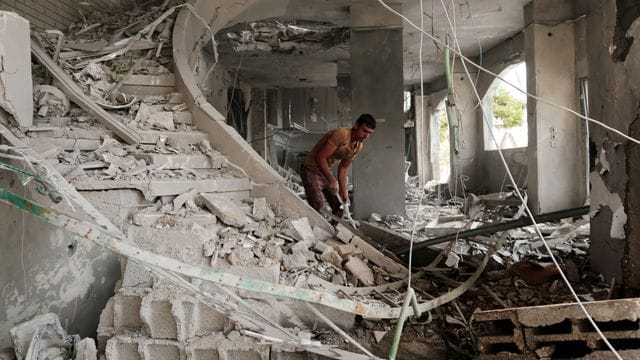 Ein Palästinenser inspiziert durch einen israelischen Luftangriff entstandene Schäden. Ein Palästinenser inspiziert durch einen israelischen Luftangriff entstandene Schäden.