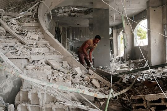 Ein Palästinenser inspiziert durch einen israelischen Luftangriff entstandene Schäden.