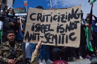 Demonstranten während eines Protestes auf dem Trafalgar Square in London.