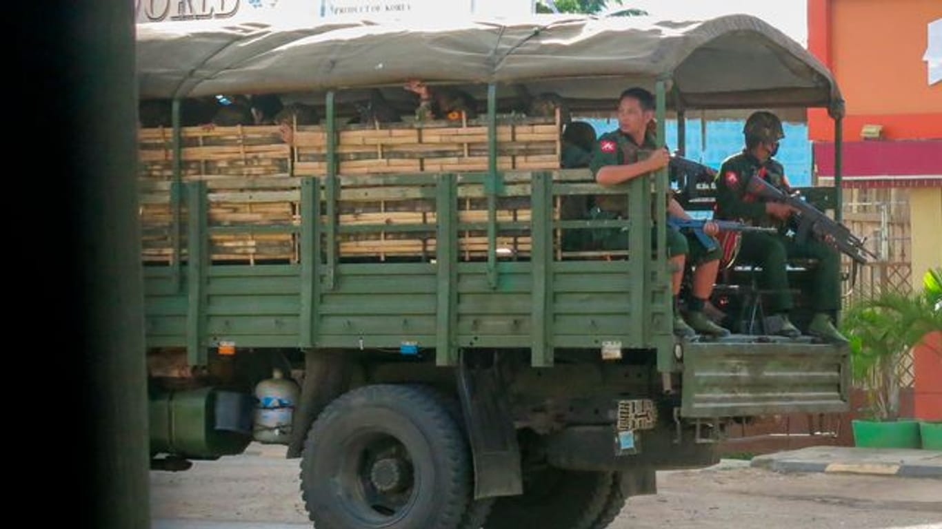 Truppen der Junta patrouillieren in der Region Kayah.