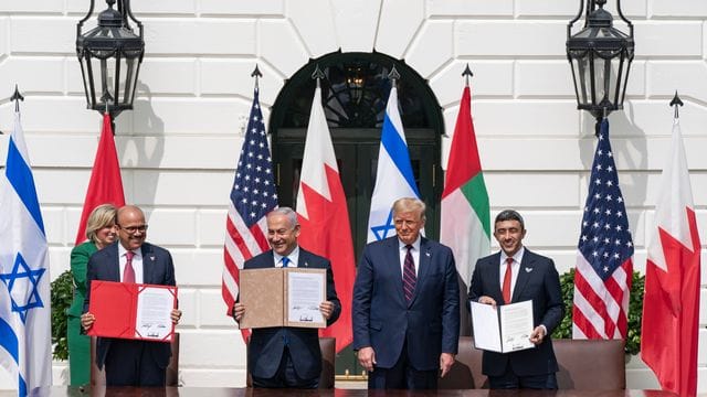 Der bahrainische Außenminister Abdullatif bin Rashid Al Zayani (l-r), Israels Premier Benjamin Netanjahu, der damalige US-Präsident Donald Trump und der Außenminister der Vereinigten Arabischen Emirate, Abdullah bin Zayed Al Nahyan, im vergangenen September vor dem Weißen Haus in Washington. Der bahrainische Außenminister Abdullatif bin Rashid Al Zayani (l-r), Israels Premier Benjamin Netanjahu, der damalige US-Präsident Donald Trump und der Außenminister der Vereinigten Arabischen Emirate, Abdullah bin Zayed Al Nahyan, im vergangenen September vor dem Weißen Haus in Washington.