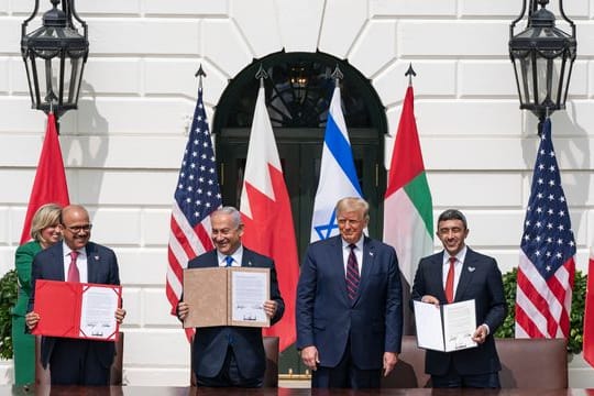 Der bahrainische Außenminister Abdullatif bin Rashid Al Zayani (l-r), Israels Premier Benjamin Netanjahu, der damalige US-Präsident Donald Trump und der Außenminister der Vereinigten Arabischen Emirate, Abdullah bin Zayed Al Nahyan, im vergangenen September vor dem Weißen Haus in Washington.