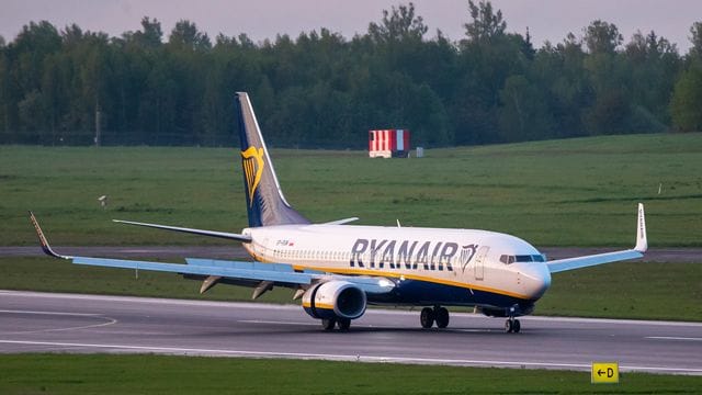 Das Ryanair-Flugzeug ist inzwischen mit mehreren Stunden Verspätung in Vilnius angekommen. Das Ryanair-Flugzeug ist inzwischen mit mehreren Stunden Verspätung in Vilnius angekommen.