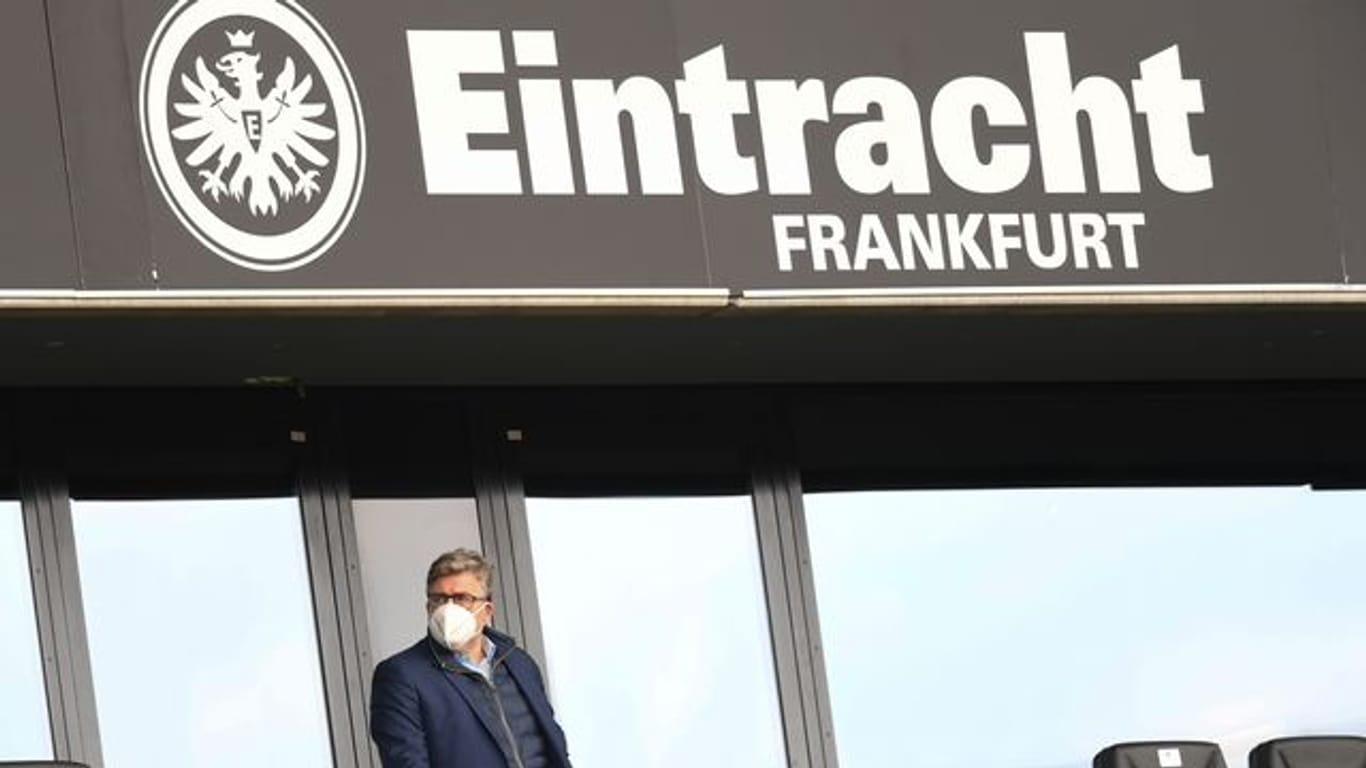 Axel Hellmann, Finanzvorstand der Eintracht Frankfurt Fußball AG, steht vor dem Spiel gegen den FC Schalke 04 im Logenbereich.