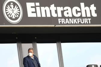 Axel Hellmann, Finanzvorstand der Eintracht Frankfurt Fußball AG, steht vor dem Spiel gegen den FC Schalke 04 im Logenbereich.