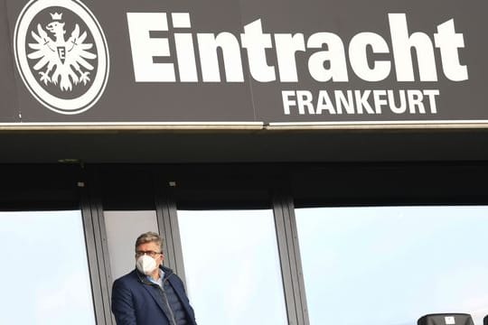 Axel Hellmann, Finanzvorstand der Eintracht Frankfurt Fußball AG, steht vor dem Spiel gegen den FC Schalke 04 im Logenbereich.