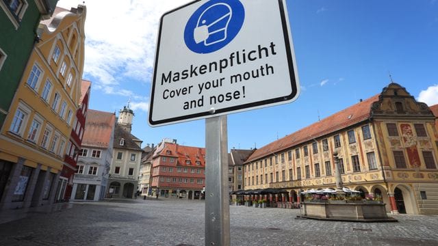 Trotz sinkender Corona-Fallzahlen sollte mancherorts weiterhin eine Maske getragen werden. Trotz sinkender Corona-Fallzahlen sollte mancherorts weiterhin eine Maske getragen werden.