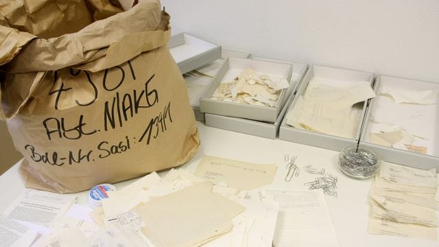 Zerrissene Dokumente der Stasi. Zerrissene Dokumente der Stasi.