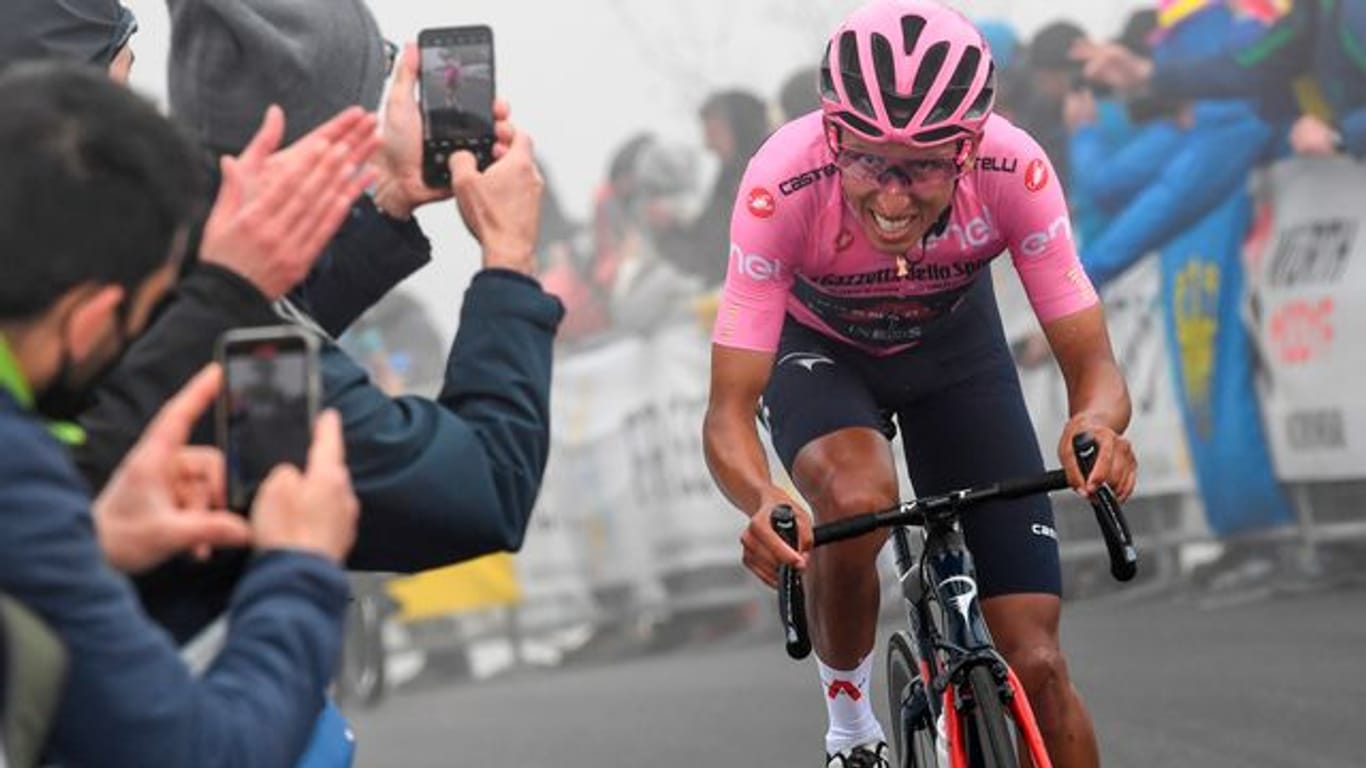 Egan Bernal fährt beim Giro d’Italia weiter im Rosa Trikot.