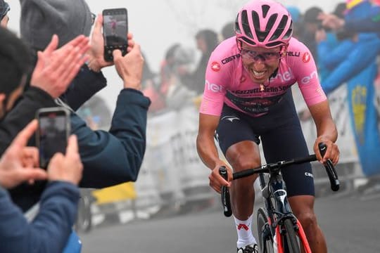 Egan Bernal fährt beim Giro d’Italia weiter im Rosa Trikot.