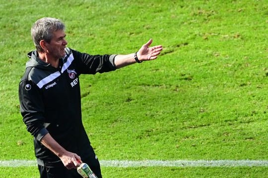 Kölns Trainer Friedhelm Funkel trifft mit seinem Team in der Relegation auf Holstein Kiel.