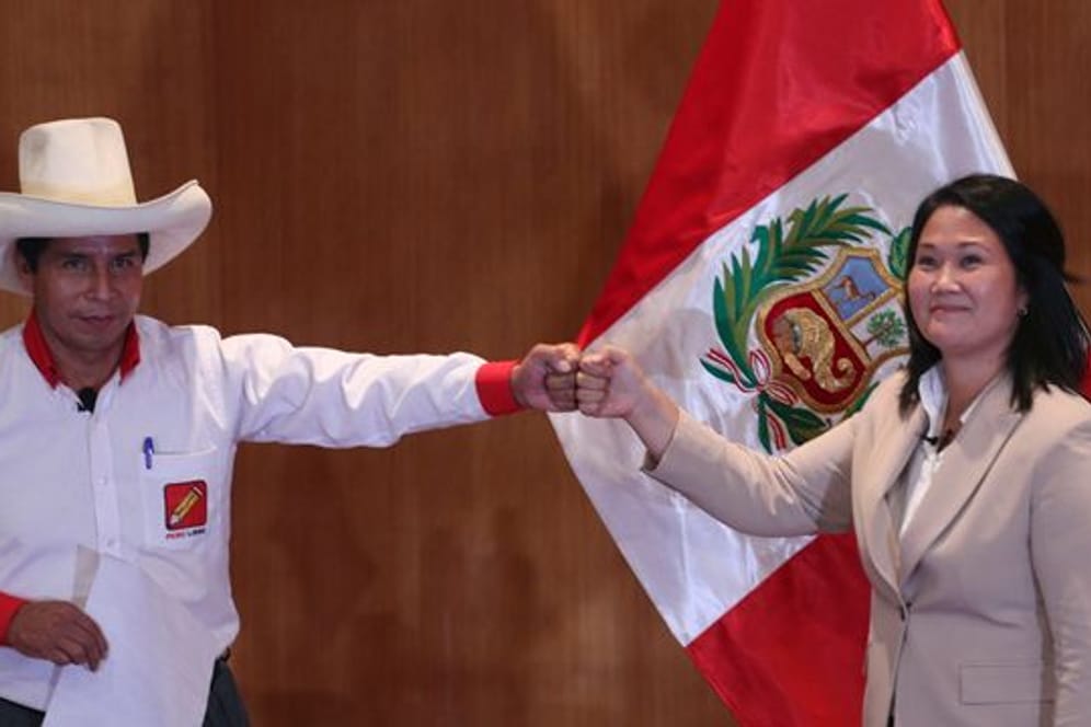 Pedro Castillo (l) tritt bei der Wahl gegen Keiko Fujimori (r) an.