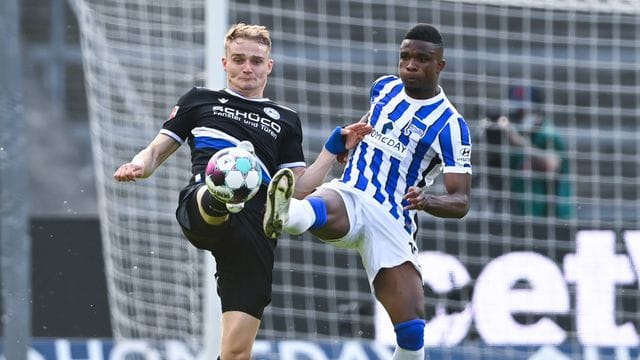 Bielefelds Amos Pieper (l) im Zweikampf mit Herthas Jhon Cordoba. Bielefelds Amos Pieper (l) im Zweikampf mit Herthas Jhon Cordoba.