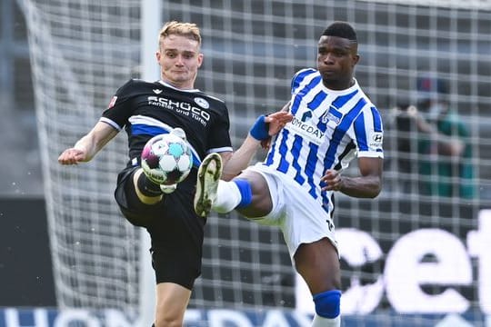 Bielefelds Amos Pieper (l) im Zweikampf mit Herthas Jhon Cordoba.