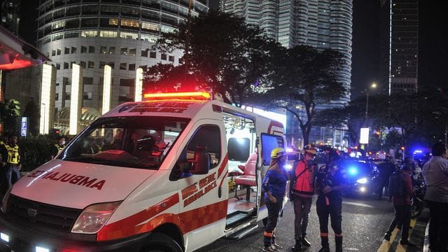 Rettungskräfte am Unglücksort im Einsatz.