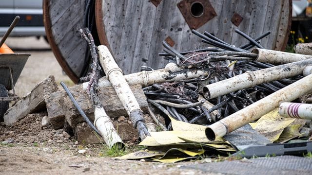 Beschädigte Stromkabel liegen neben einer Baustelle, an der ein Kabelbrand ausgebrochen war. Beschädigte Stromkabel liegen neben einer Baustelle, an der ein Kabelbrand ausgebrochen war.