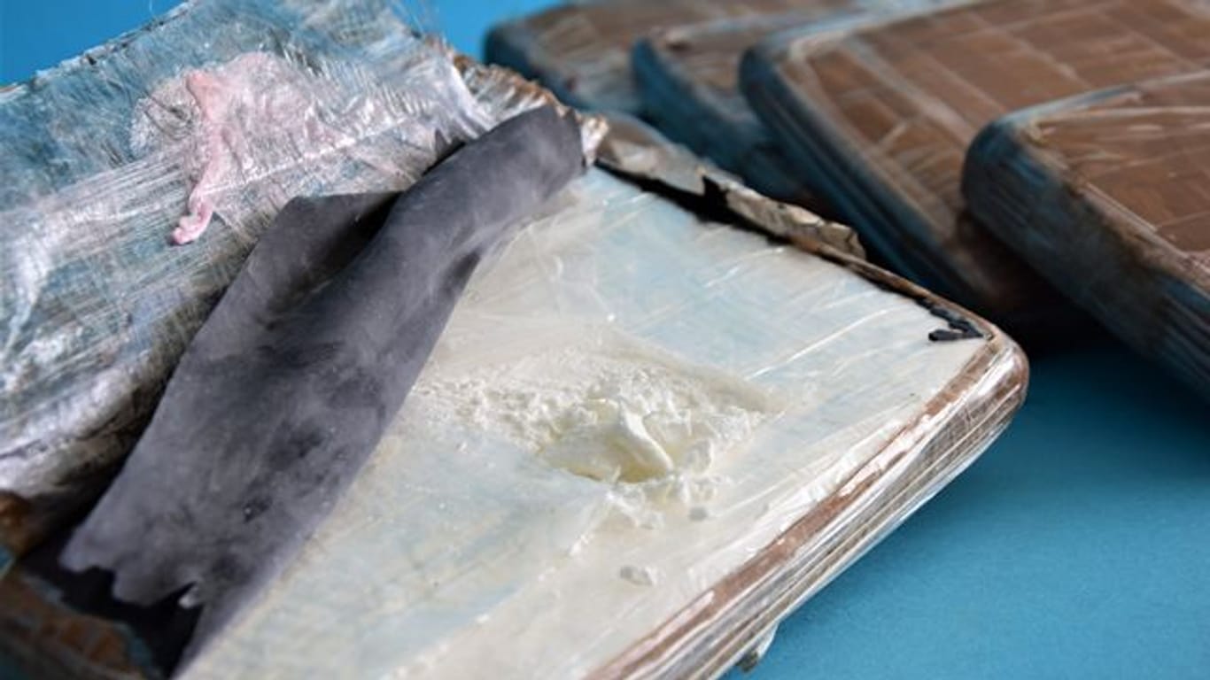 Ein aufgeschnittenes Kokain-Päckchen für einen Rauschgiftsoforttest.