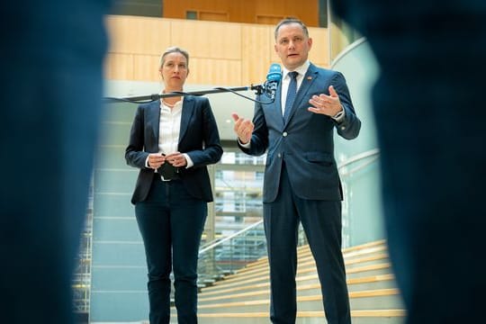 AfD-Fraktionsvorsitzende Alice Weidel (l.