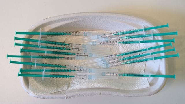 Spritzen mit dem Wirkstoff Comirnaty von Biontech/Pfizer gegen das Coronavirus in einer Hausarztpraxis. Spritzen mit dem Wirkstoff Comirnaty von Biontech/Pfizer gegen das Coronavirus in einer Hausarztpraxis.