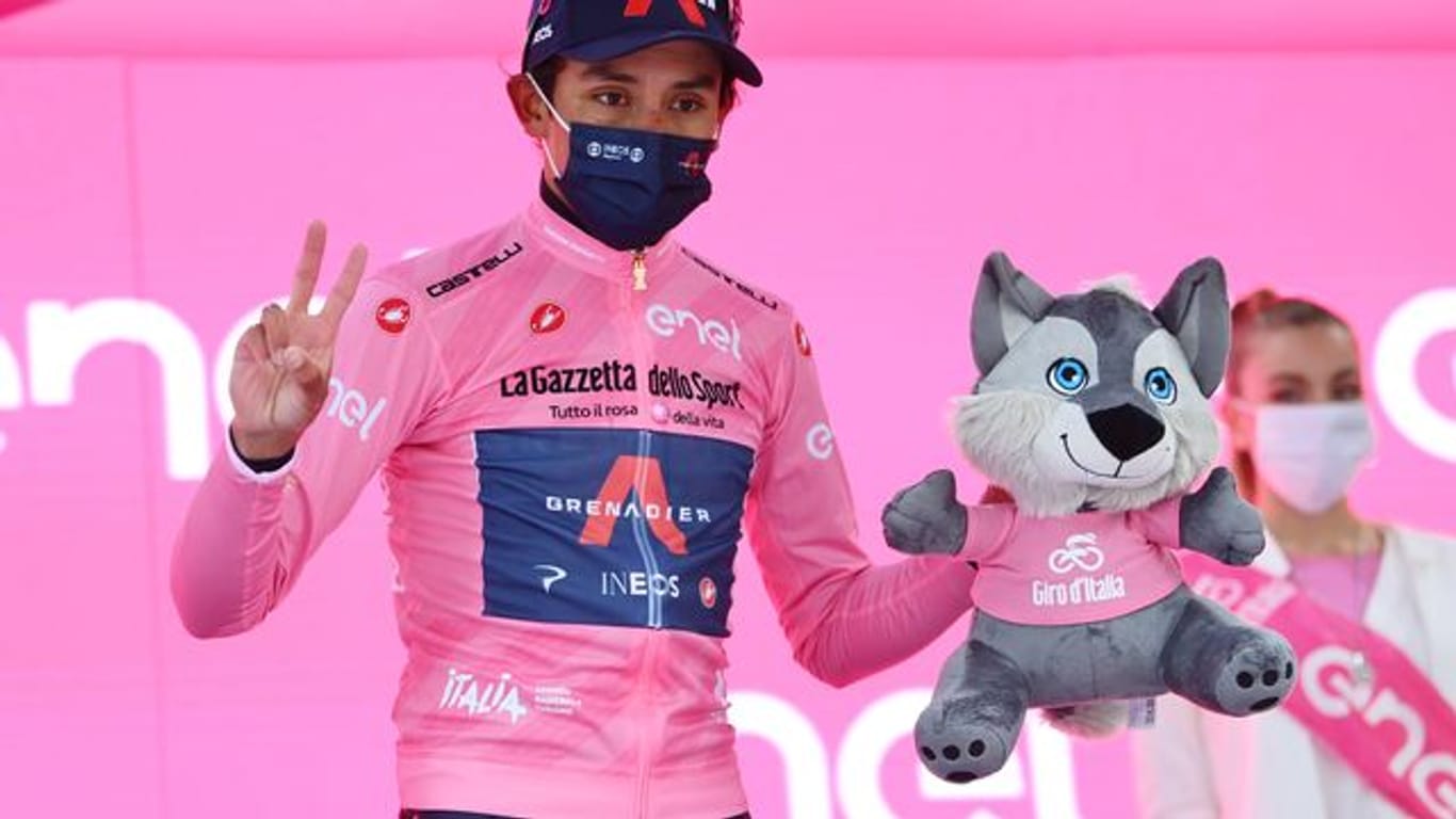 Egan Bernal fährt beim Giro im Rosa Trikot.