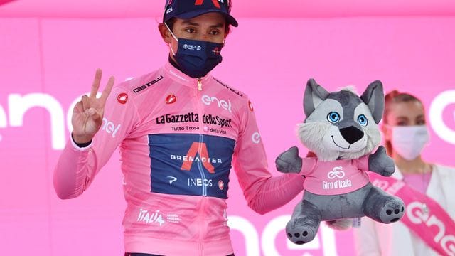 Egan Bernal fährt beim Giro im Rosa Trikot.