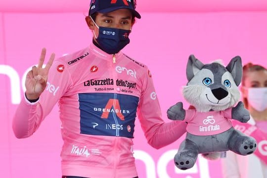 Egan Bernal fährt beim Giro im Rosa Trikot.