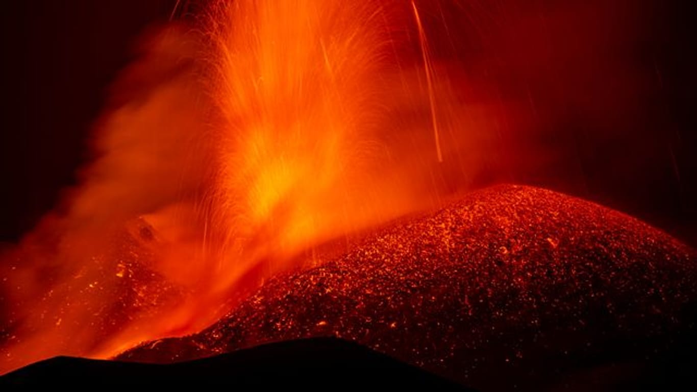 Lava strömt aus dem südlichen Seitenkrater des Ätna.