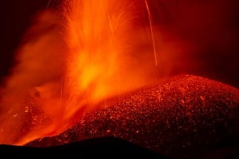 Lava strömt aus dem südlichen Seitenkrater des Ätna.