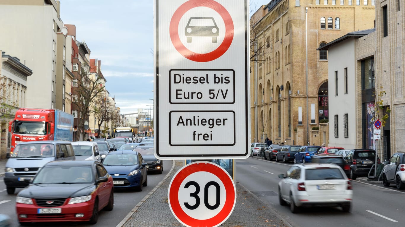 Verbotsschilder zum Fahrverbot für Dieselfahrzeuge bis Euro 5/V Dieselfahrverbot und Einführung von Tempo 30 an der Berl