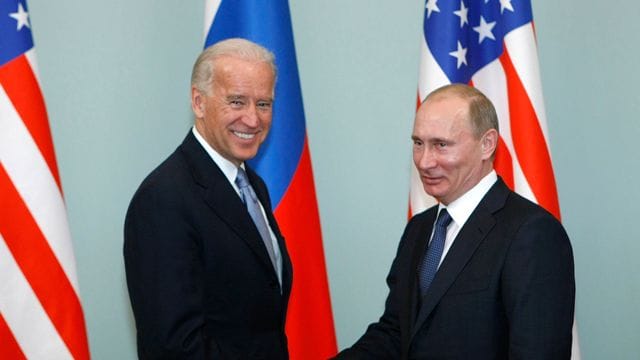 Joe Biden (l), damaliger Vizepräsident der USA, gibt Wladimir Putin, Präsident von Russland, die Hand. Joe Biden (l), damaliger Vizepräsident der USA, gibt Wladimir Putin, Präsident von Russland, die Hand.