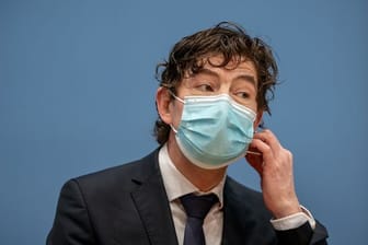 Christian Drosten, Direktor des Instituts für Virologie, Charité Berlin, nimmt an einer Pressekonferenz zur aktuellen Lage um die Corona Pandemie teil.