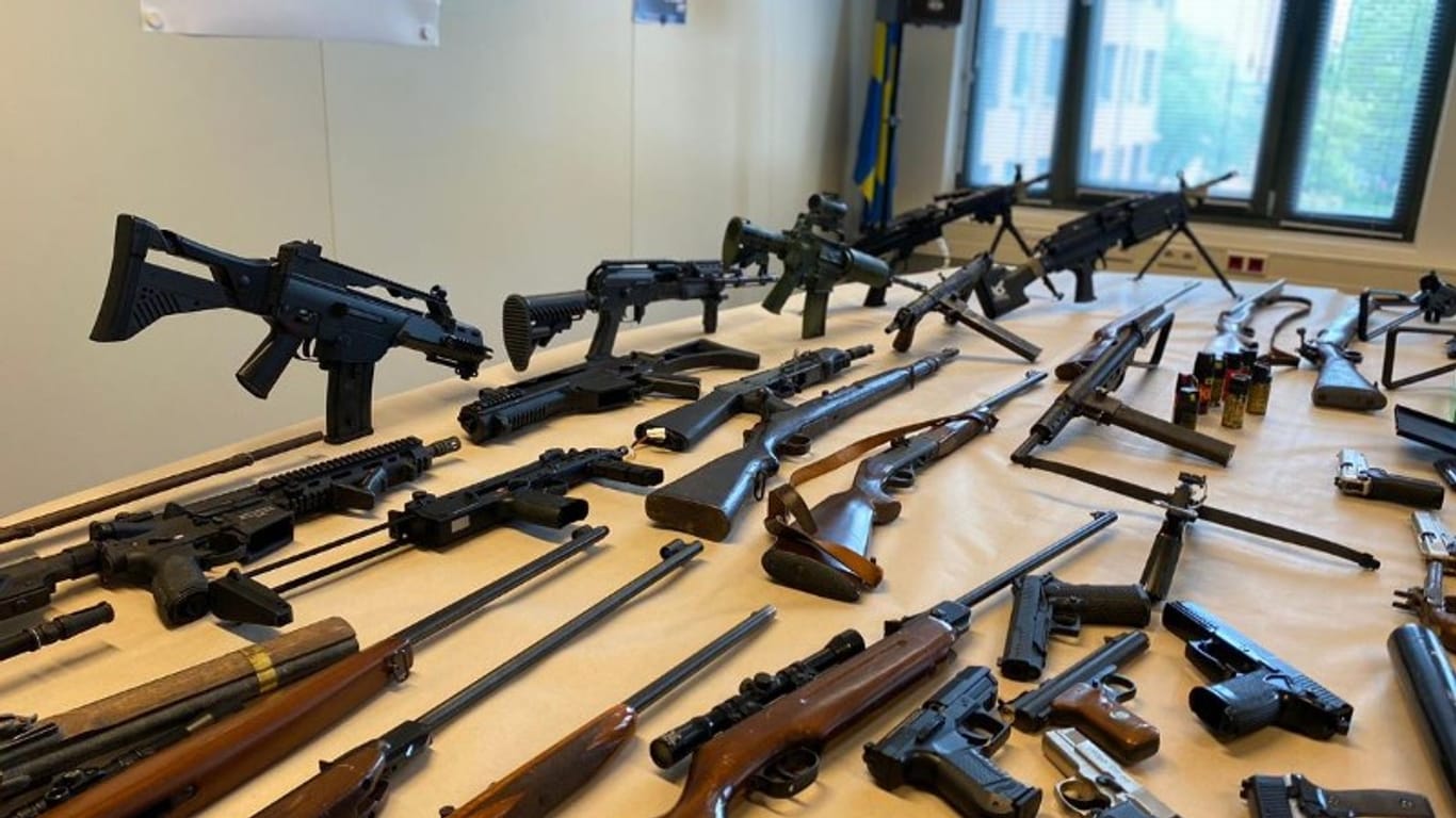 Zurückgegebene Schusswaffen: Diese Waffen, scharfe und täuschend echte, holte die Polizei nach Terminvereinbarung bei ihren Besitzern ab.