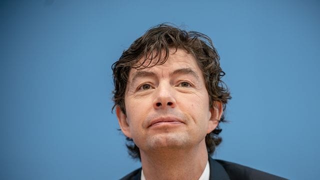 Den Einfluss der Lockerungen im Land hält Drosten noch für schwer zu beurteilen. Den Einfluss der Lockerungen im Land hält Drosten noch für schwer zu beurteilen.