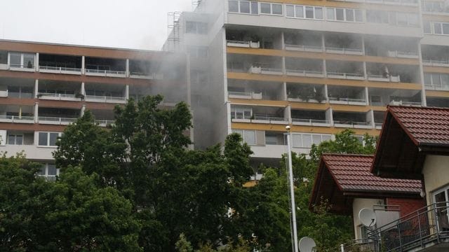 In dem Hochhaus in Südhessen ist aus bisher ungeklärter Ursache ein Feuer ausgebrochen. In dem Hochhaus in Südhessen ist aus bisher ungeklärter Ursache ein Feuer ausgebrochen.